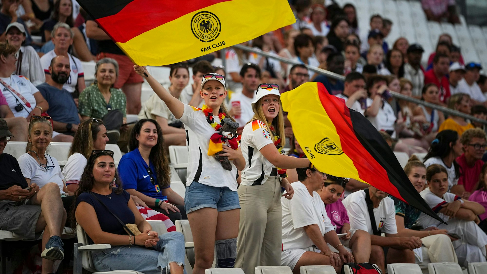 Deutsche Fans schwenken Fahnen vor dem Beginn des Frauenfußballspiels der Gruppe B zwischen den USA und Deutschland im Velodrome-Stadion während der Olympischen Sommerspiele 2024.