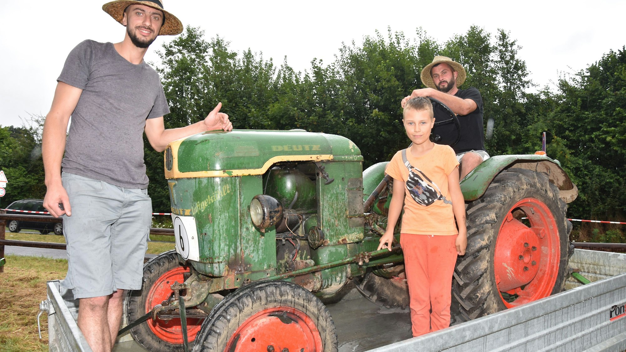 Fahrbereit: Ein Deutz von 1945 mit 11 PS. Von links: Nicolai Onitu, Julian Jarca mit Sohn Anton