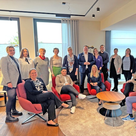 KSK-Vorstand Udo Becker (stehend, 6.v.l.) und Personalleiterin Anke Titz (stehend, 5.v.l.) im Kreise zahlreicher Kolleginnen und Kollegen.