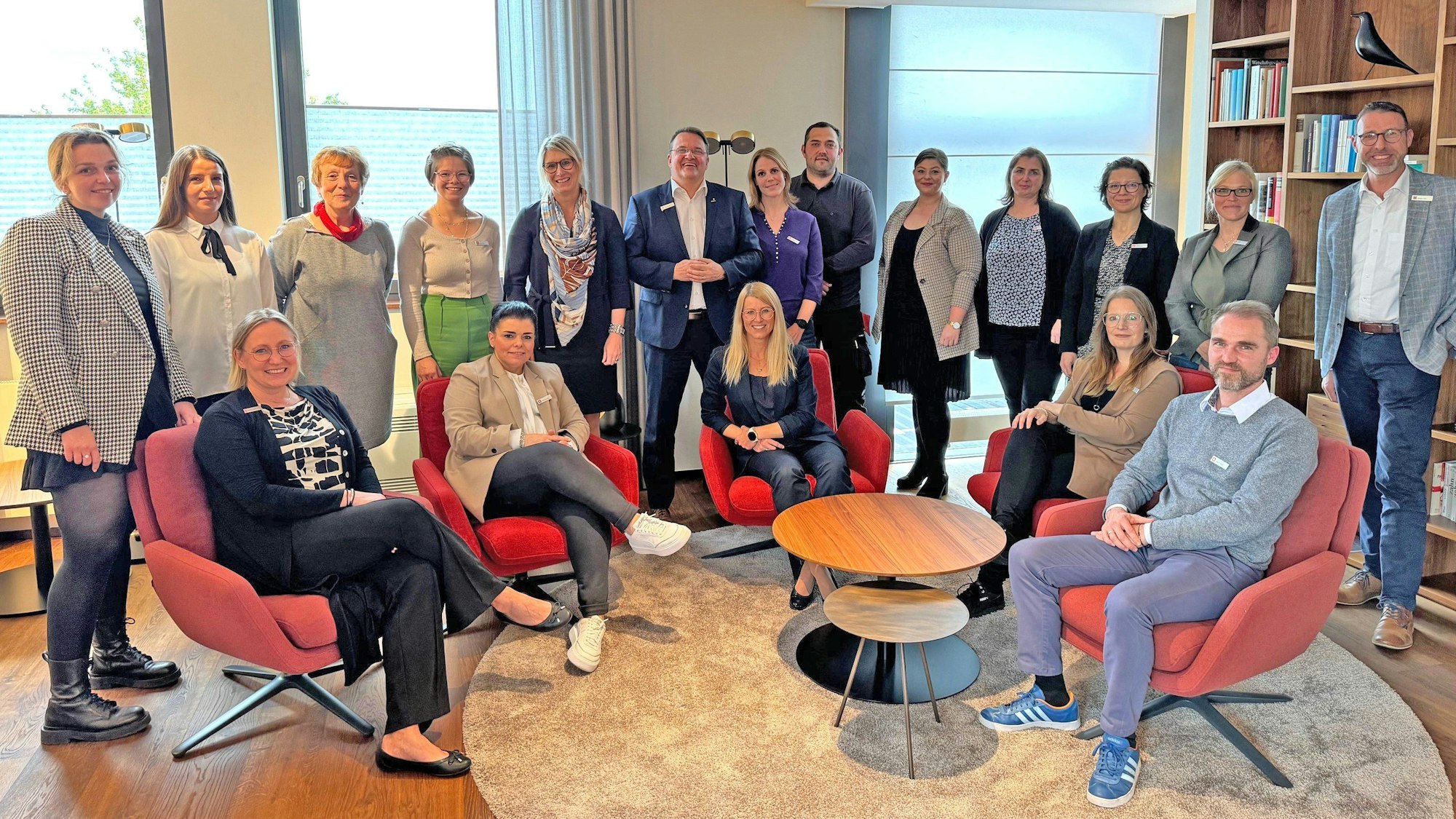 KSK-Vorstand Udo Becker (stehend, 6.v.l.) und Personalleiterin Anke Titz (stehend, 5.v.l.) im Kreise zahlreicher Kolleginnen und Kollegen.