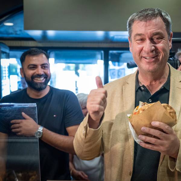 29.07.2024, Bayern, München: Markus Söder (CSU), Ministerpräsident von Bayern, holt sich in einem Dönerlokal einen frischen Döner an der Theke ab.