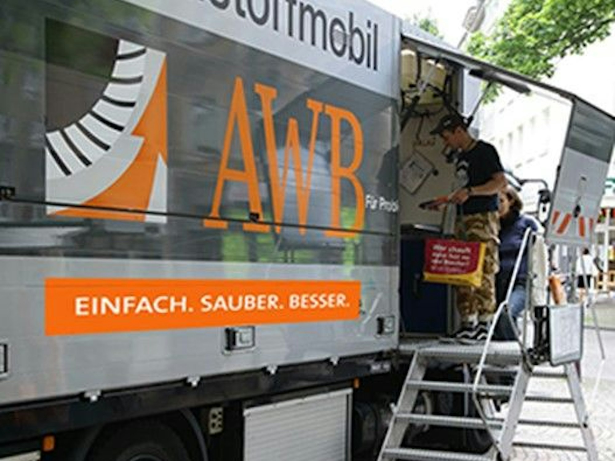 Viele nutzen die Chance, ihren Sondermüll am Schadstoffmobil bei einem der Termine im Veedel abzugeben.