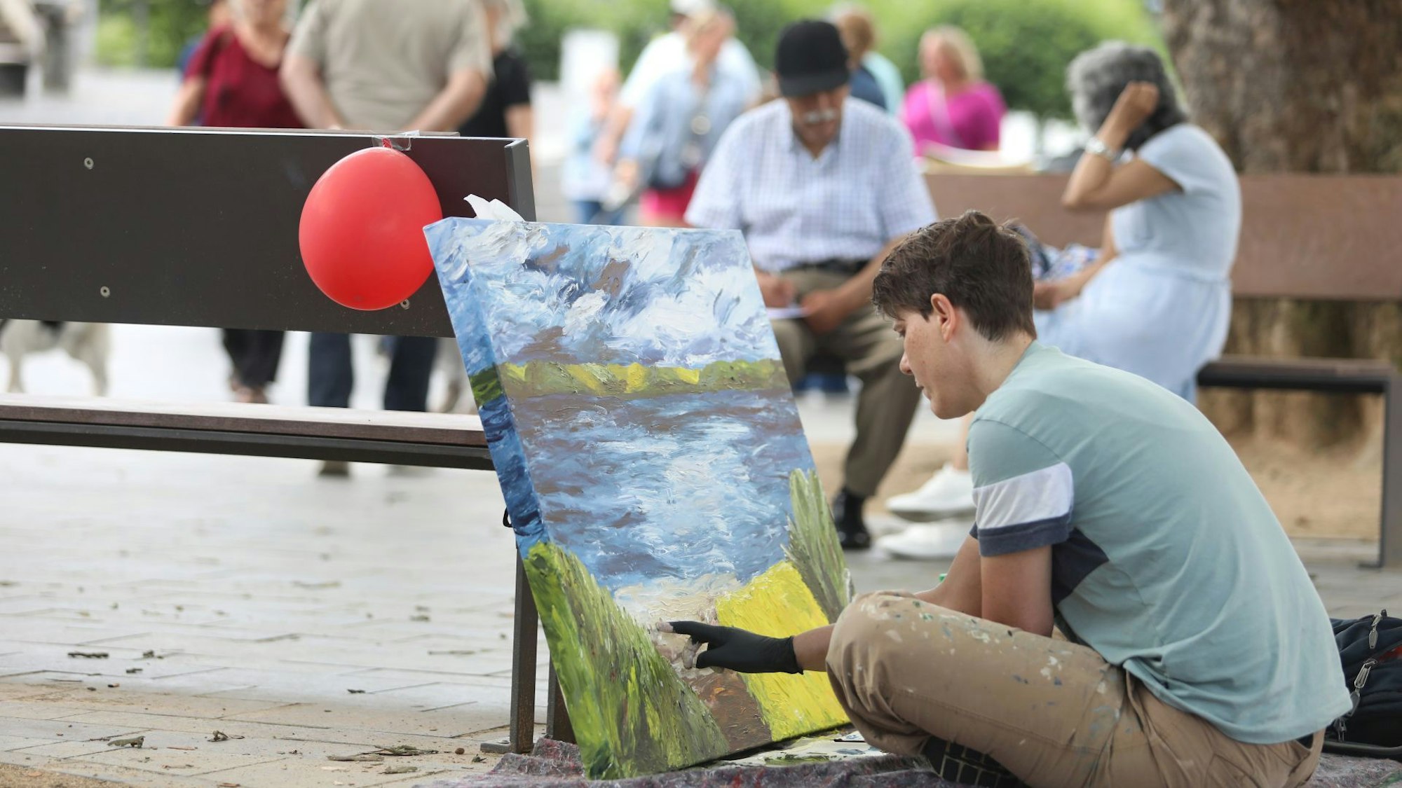 In der Öffentlichkeit arbeiteten die Künstler beim „Wet Painting“ an ihren Werken.