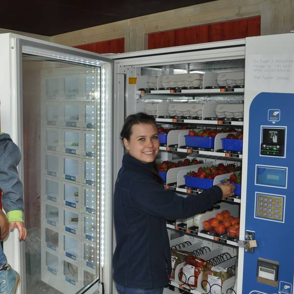Im Sommer 2021 waren gerade die ersten Erfahrungen gesammelt: Matthias Cremerius mit Ehefrau Lea und Sohn Matthias bestücken den Automaten an der Einfahrt zu ihrem Hof in Meckenheim.