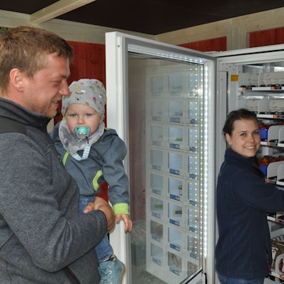 Im Sommer 2021 waren gerade die ersten Erfahrungen gesammelt: Matthias Cremerius mit Ehefrau Lea und Sohn Matthias bestücken den Automaten an der Einfahrt zu ihrem Hof in Meckenheim.