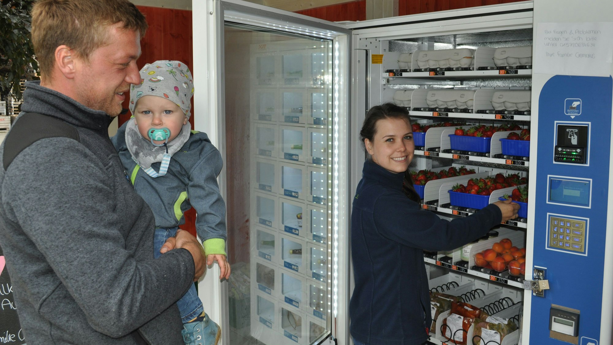 Im Sommer 2021 waren gerade die ersten Erfahrungen gesammelt: Matthias Cremerius mit Ehefrau Lea und Sohn Matthias bestücken den  Automaten an der Einfahrt zu ihrem Hof in Meckenheim.