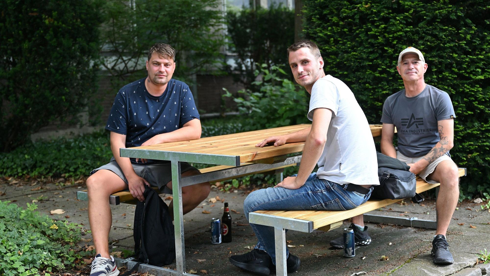 Rastende Besucher sitzen auf einer Bank.