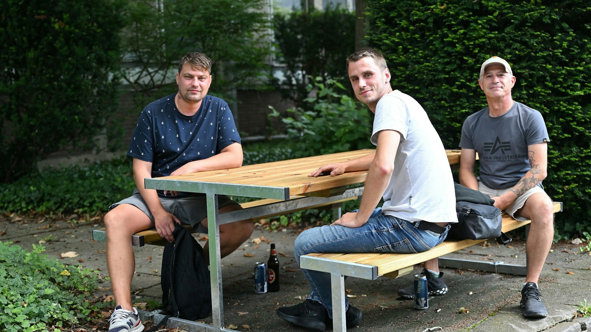 Rastende Besucher sitzen auf einer Bank.