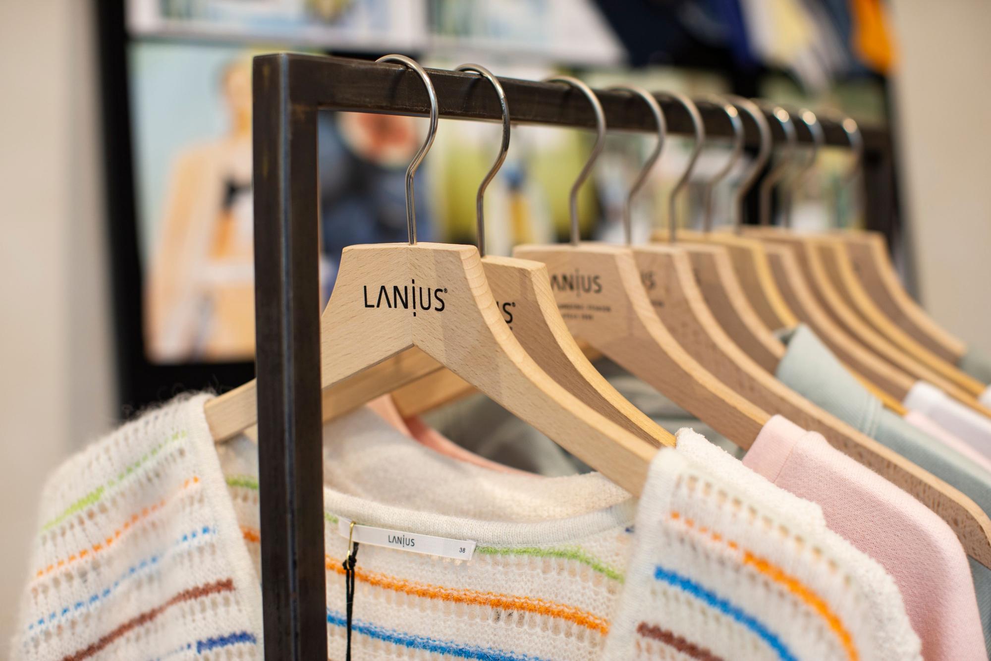 Auf den Kleiderstangen im Showroom an der Rolandstraße hängen modische Teile mit femininen, fließenden Schnitten aus hochwertigen Materialien.
