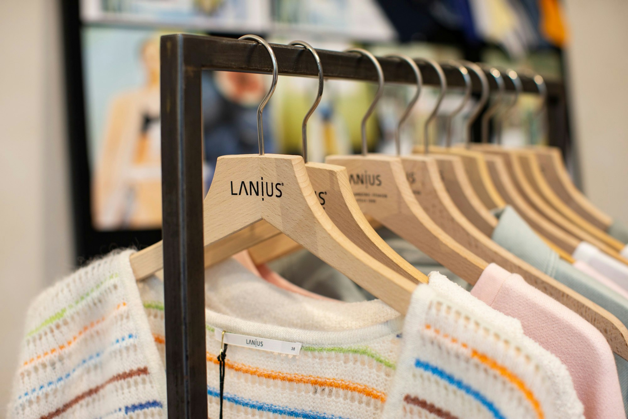 Auf den Kleiderstangen im Showroom an der Rolandstraße hängen modische Teile mit femininen, fließenden Schnitten aus hochwertigen Materialien.