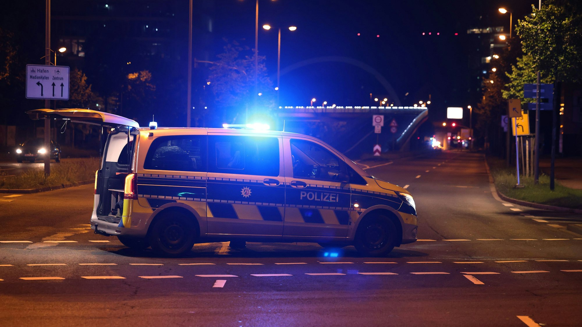 Eine Polizeikontrolle in der Nacht. (Symbolfoto)