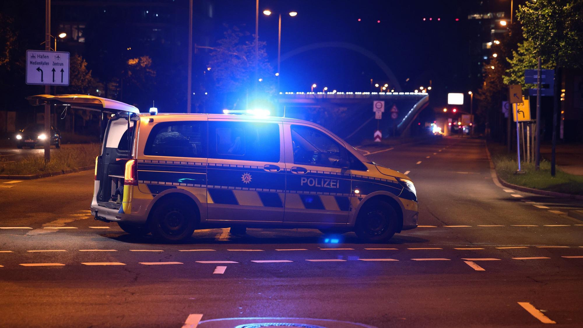 Polizei-Einsatz nach Schüssen auf einen E-Scooter-Fahrer. (Symbolfoto)