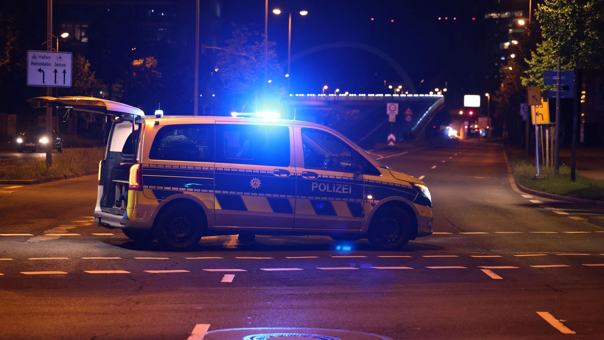 Ein betrunkener Autofahrer flieht vor der Polizei (Symbolfoto).