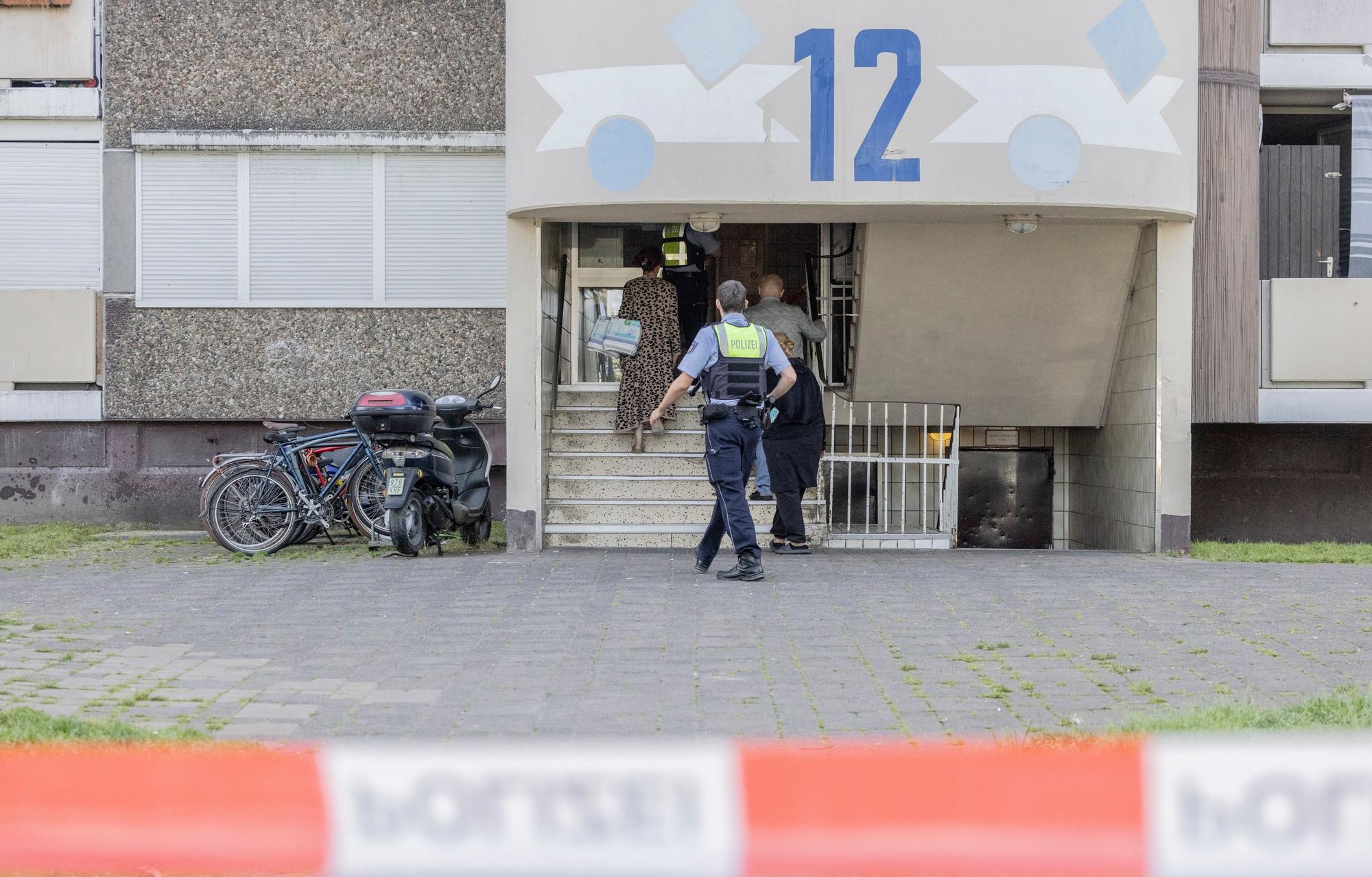 Polizisten vor dem betroffenen Haus.