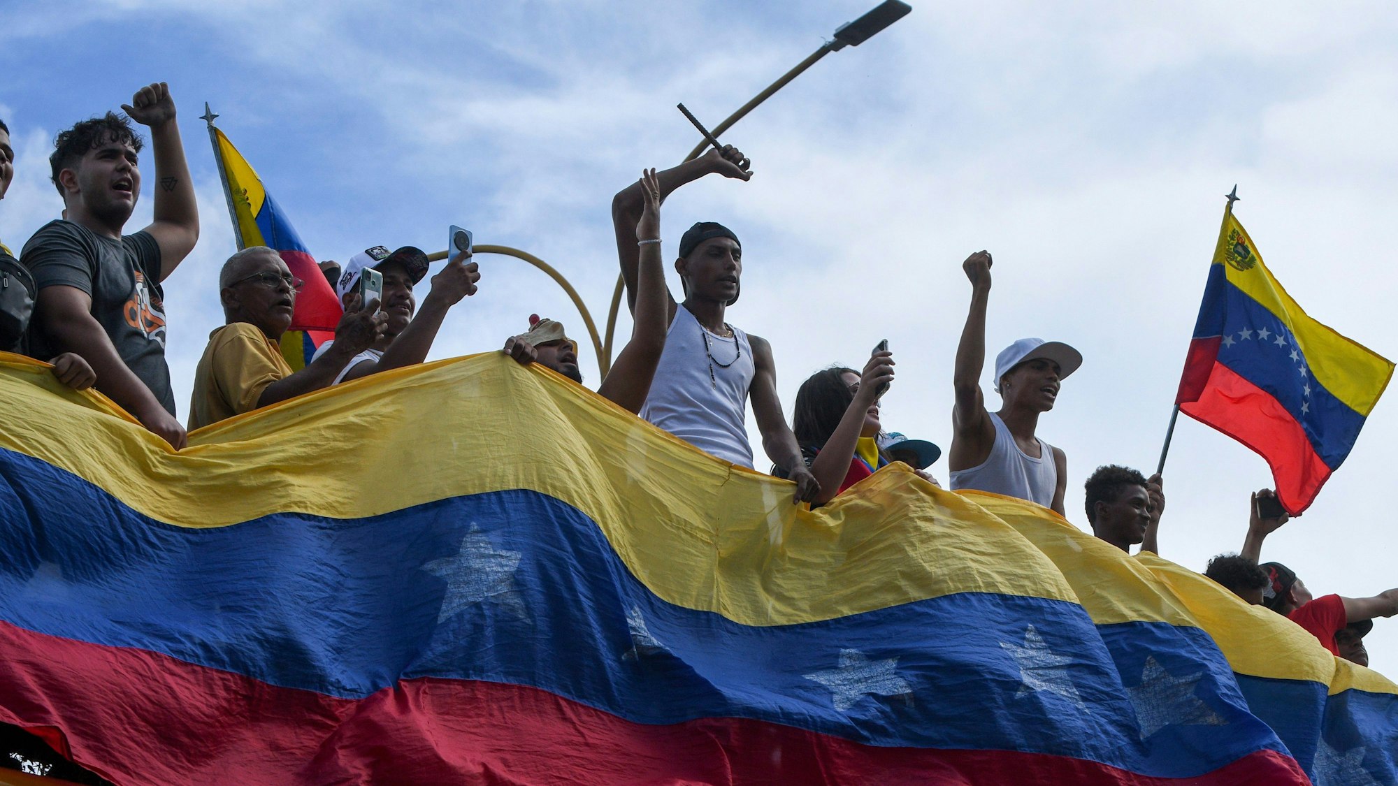 Demonstranten demonstrieren am Montag, 29. Juli 2024, einen Tag nach der Wahl in Valencia, Venezuela, gegen das offizielle Wahlergebnis, mit dem die Wiederwahl von Präsident Nicolas Maduro bestätigt wurde.