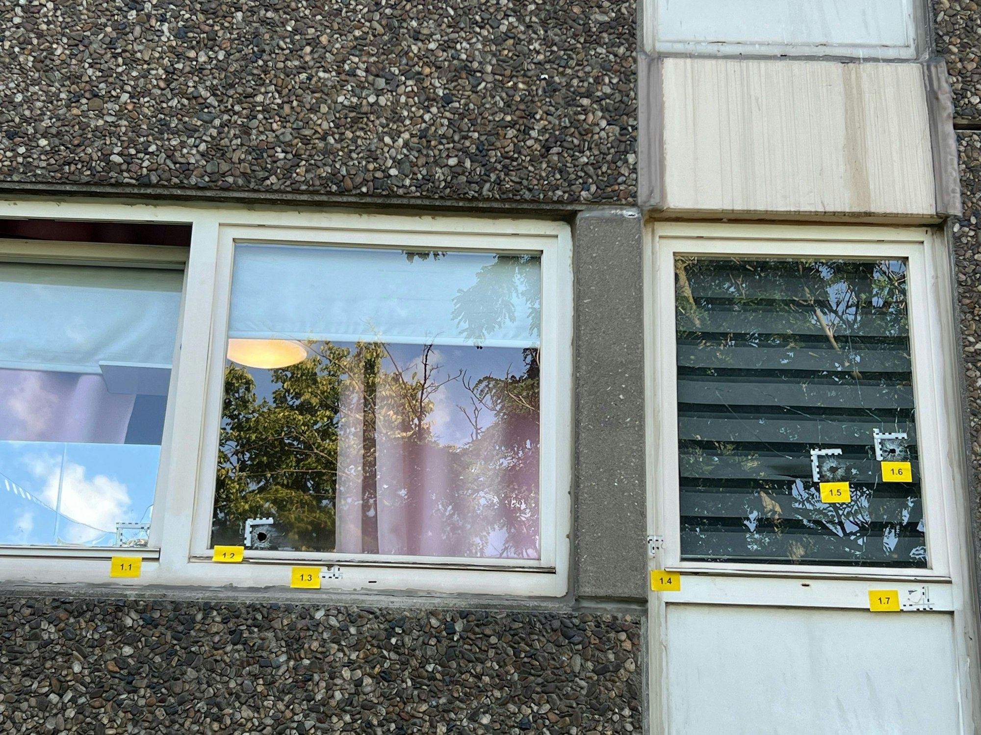 Polizisten vor dem betroffenen Haus.