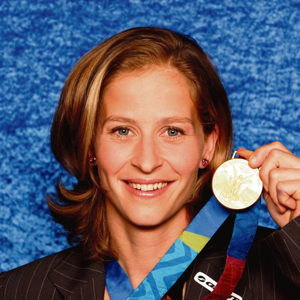 Das Bild zeigt Marion Rodewald mit ihrer Goldmedaille im Jahr 2004.