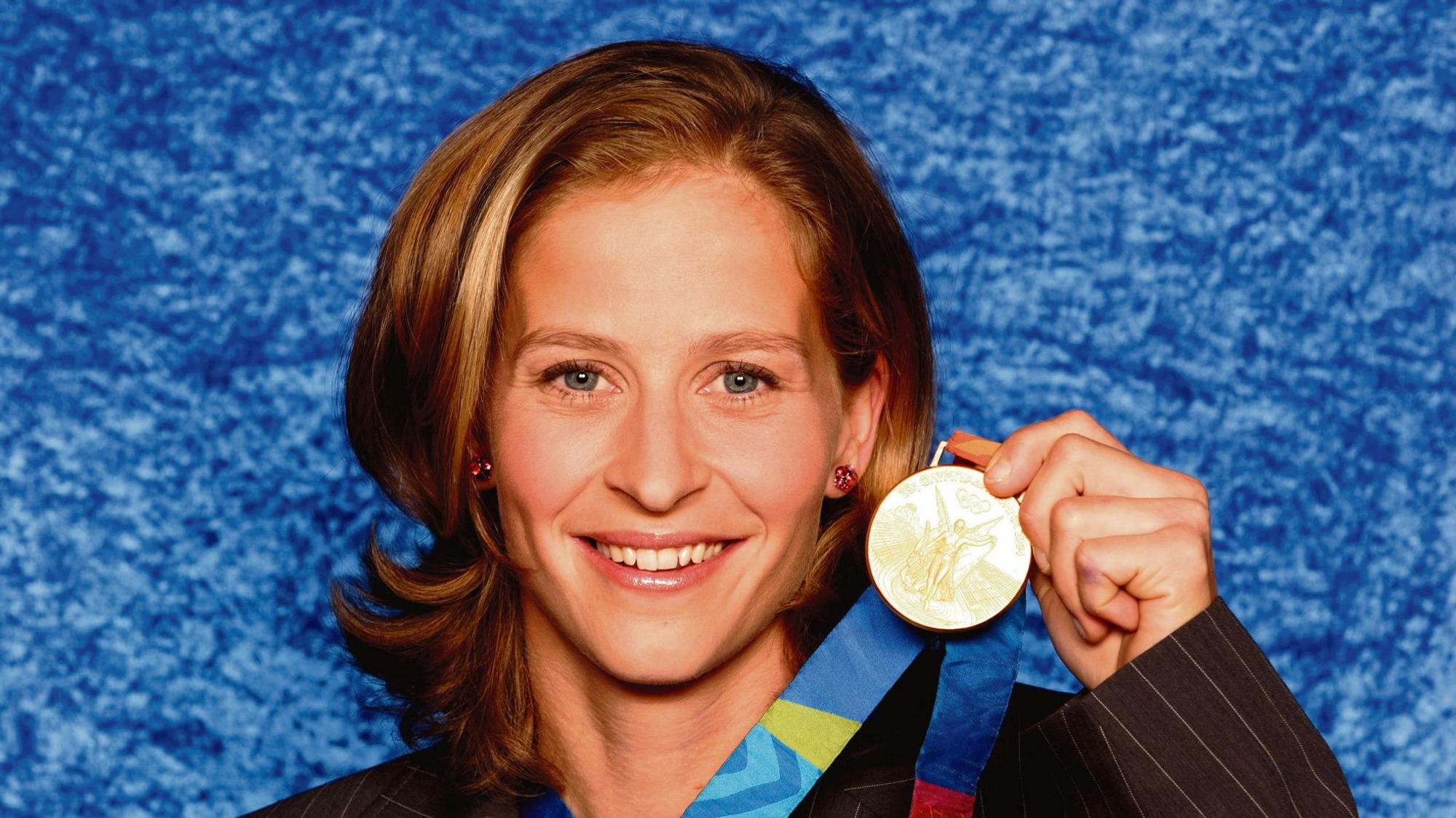 Das Bild zeigt Marion Rodewald mit ihrer Goldmedaille im Jahr 2004.