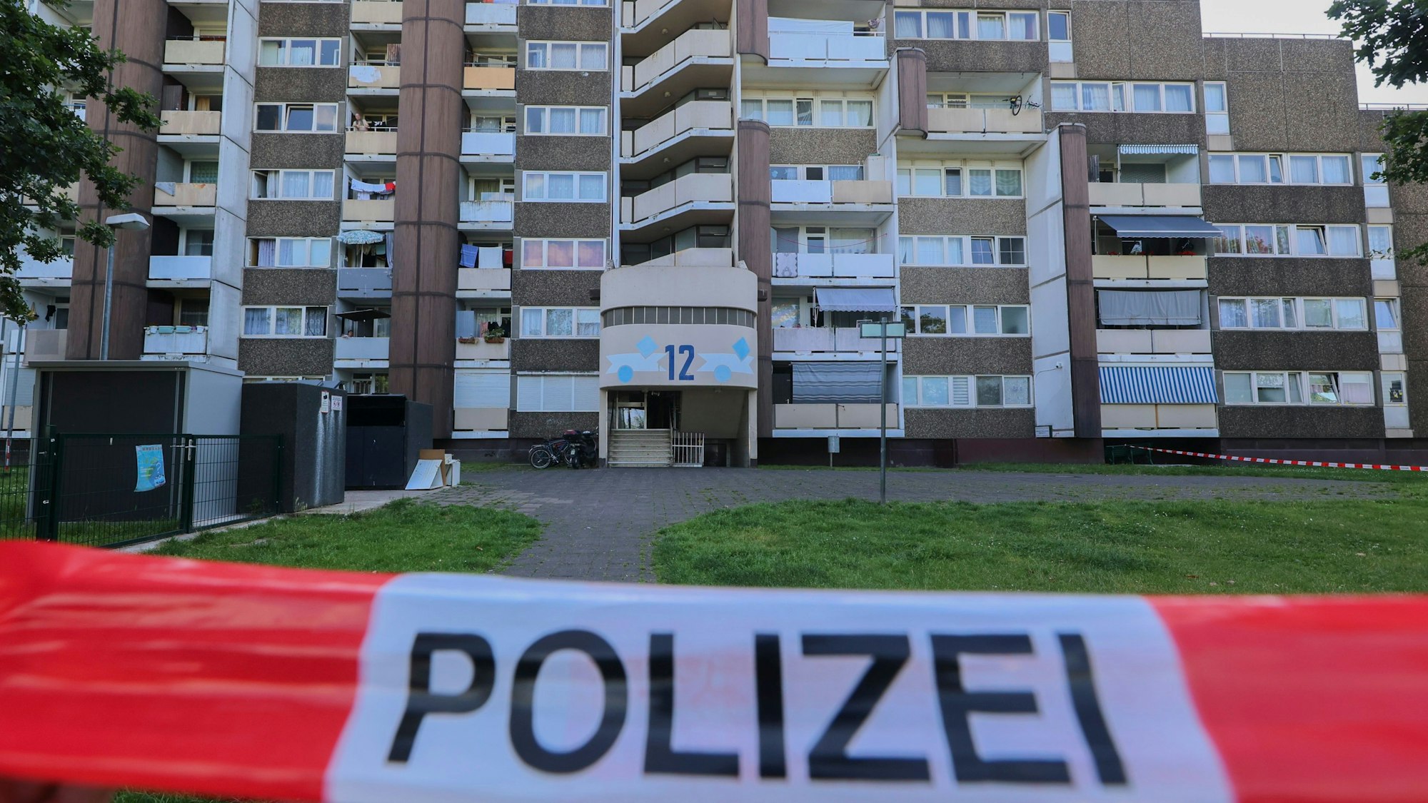Am Dienstagmorgen wurde eine Wohnungstür mit Sprengstoff in die Luft gejagt. Ein Großaufgebot von Ordnungshütern rückte aus.
