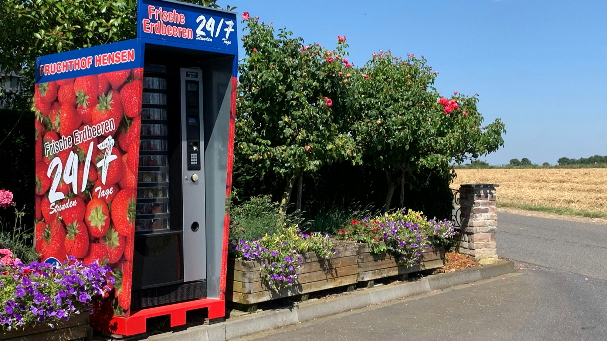 Der Erdbeerautomat des Fruchthof Hensen versorgt Kunden rund um die Uhr mit frischen Erdbeeren.
