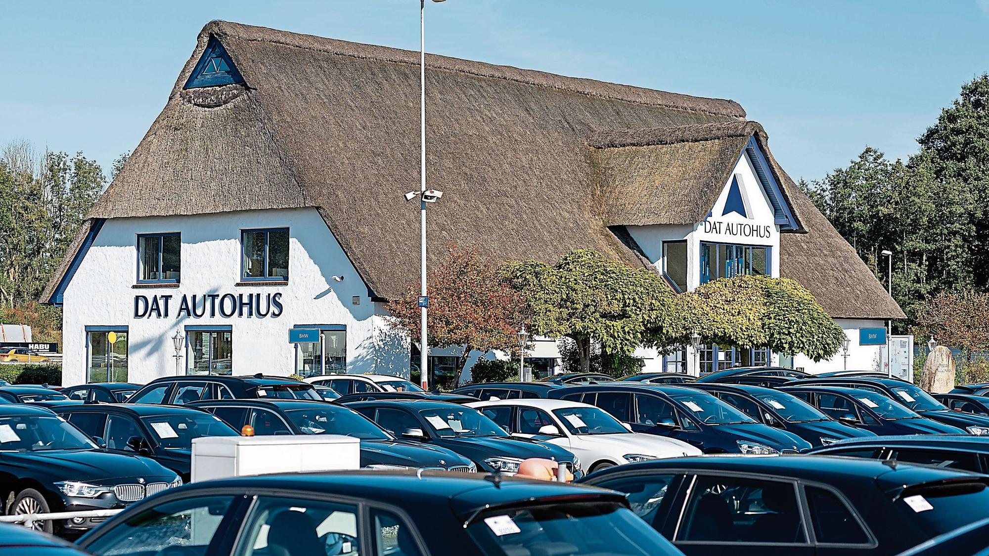 Markenzeichen und Schaltzentrale: Im Reetdachhaus in Bockel bei Bremen können sich Kunden die Autoschlüssel holen – und dann so viele Fahrzeuge auf dem Gelände anschauen, wie sie wollen. Dat Autohus
