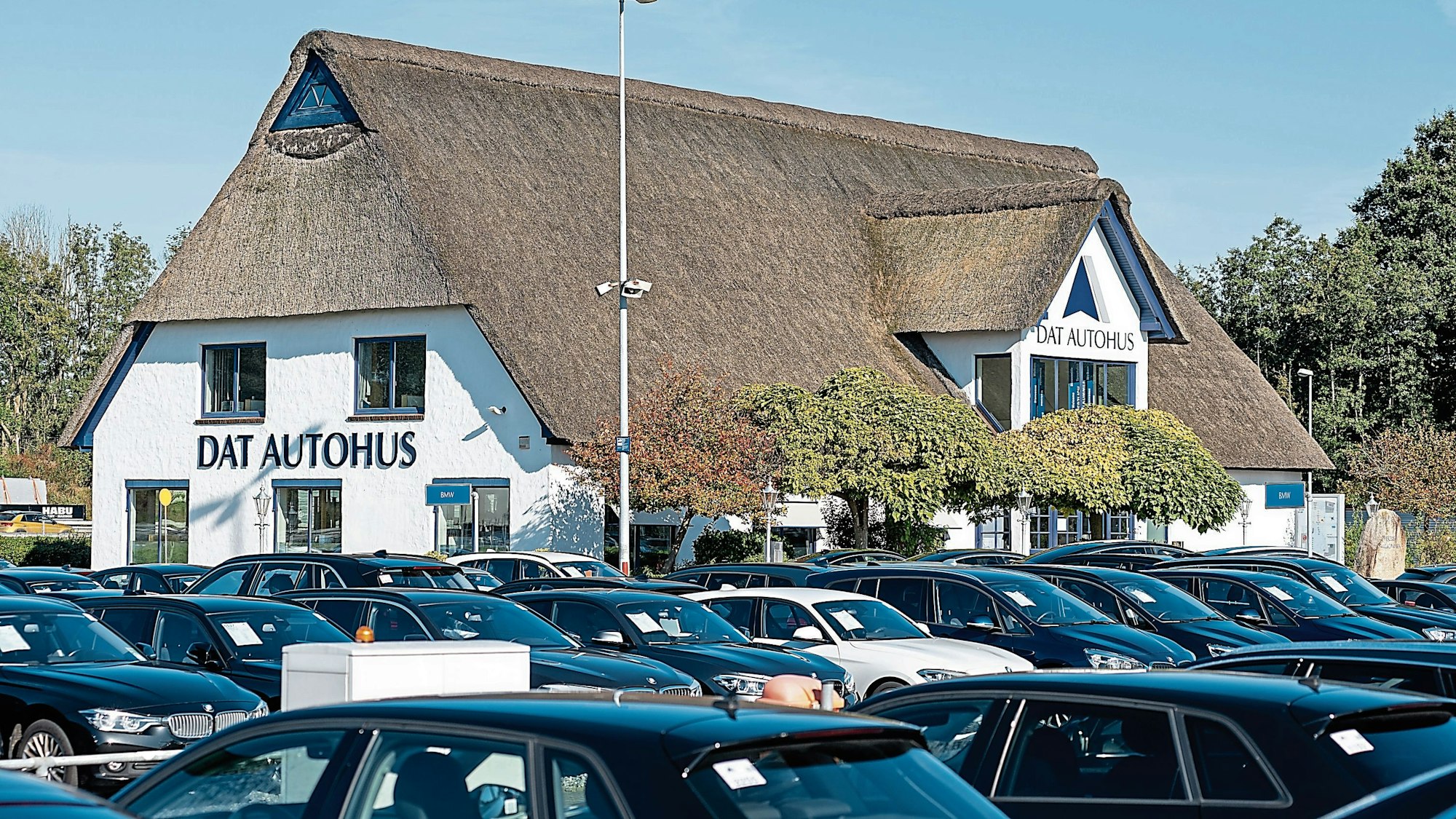 Markenzeichen und Schaltzentrale: Im Reetdachhaus in Bockel bei Bremen können sich Kunden die Autoschlüssel holen – und dann so viele Fahrzeuge auf dem Gelände anschauen, wie sie wollen. Dat Autohus