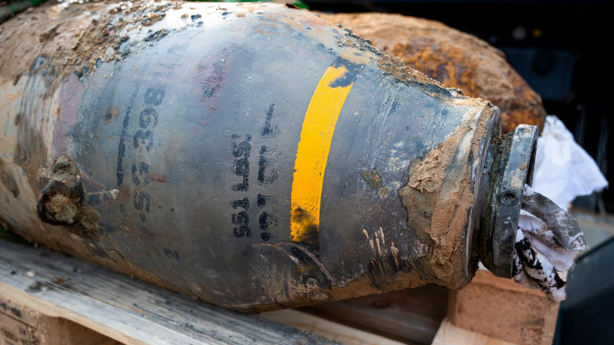 Zwei entschärfte Fliegerbomben.