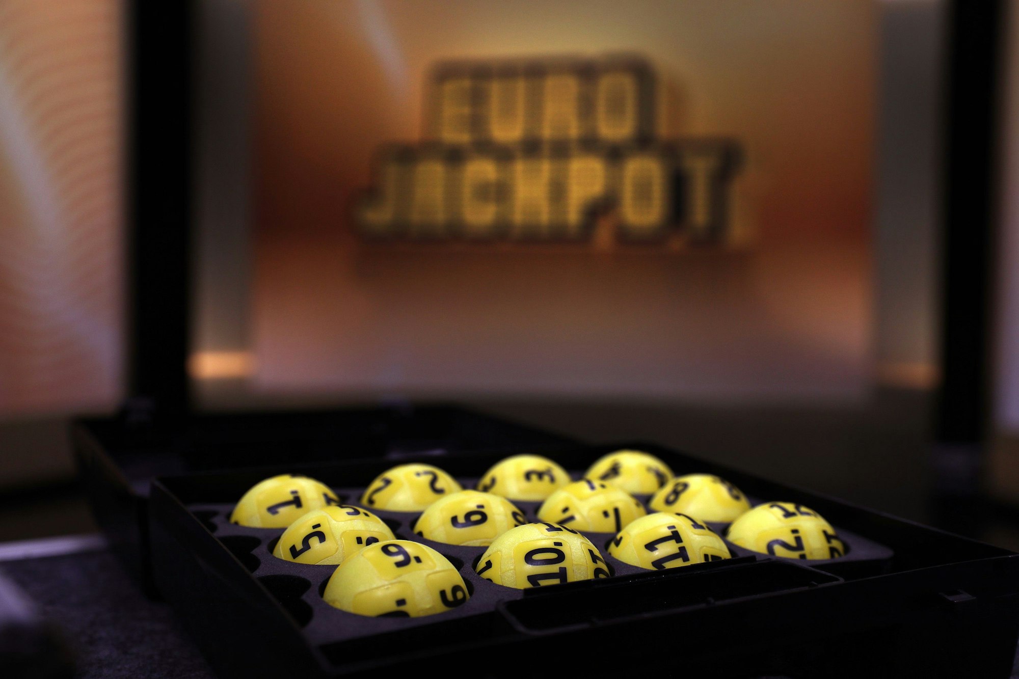 Zwei Spielteilnehmer konnten bei der Eurojackpot-Ziehung am 26. Juli die korrekten sieben Zahlen auf ihrem Spielschein vorweisen. Beide Jackpotgewinne gehen nach Skandinavien in die Länder Norwegen und Schweden. Ihnen wird die Gewinnsumme von jeweils 21.343.939,10 Euro ausgezahlt.