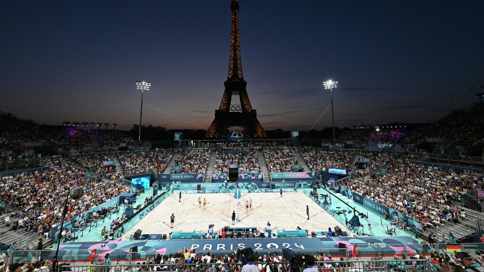 dpatopbilder - 29.07.2024, Frankreich, Paris: Olympia, Paris 2024, Beach-Volleyball, Eiffel Tower Stadium, Placette/Richard (Frankreich) - Ludwig/Lippmann (Deutschland), Blick auf die Sportstätte und den Eiffelturm.