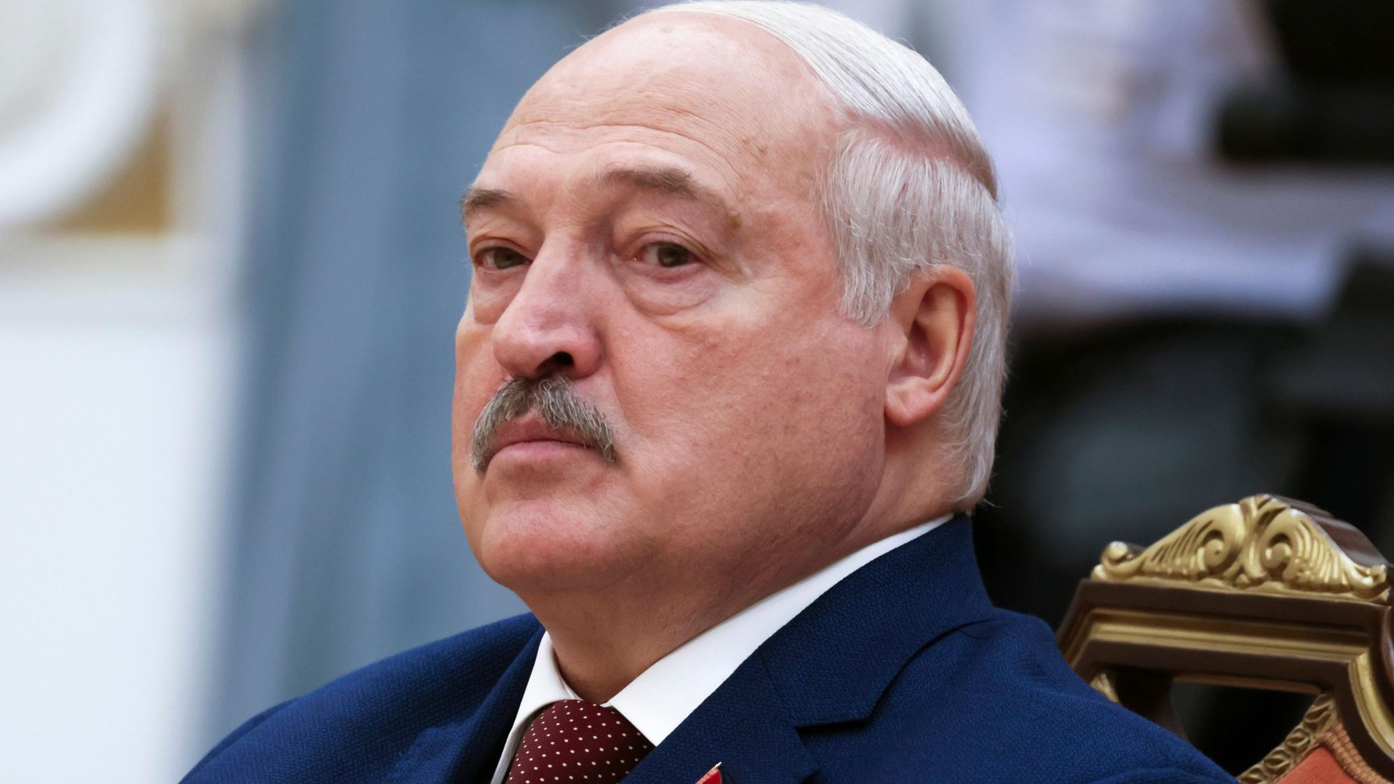 ARCHIV - 24.05.2024, Belarus, Minsk: Auf diesem von der staatlichen russischen Nachrichtenagentur Sputnik via AP veröffentlichten Foto hört der belarussische Machthaber Alexander Lukaschenko dem russischen Präsidenten Putin während der Gespräche im Palast der Unabhängigkeit in Minsk zu. (zu dpa: «Lukaschenko hebt Todesurteil gegen Deutschen auf») Foto: Mikhail Metzel/Sputnik Kremlin Pool via AP/dpa - ACHTUNG: Nur zur redaktionellen Verwendung und nur mit vollständiger Nennung des vorstehenden Credits +++ dpa-Bildfunk +++