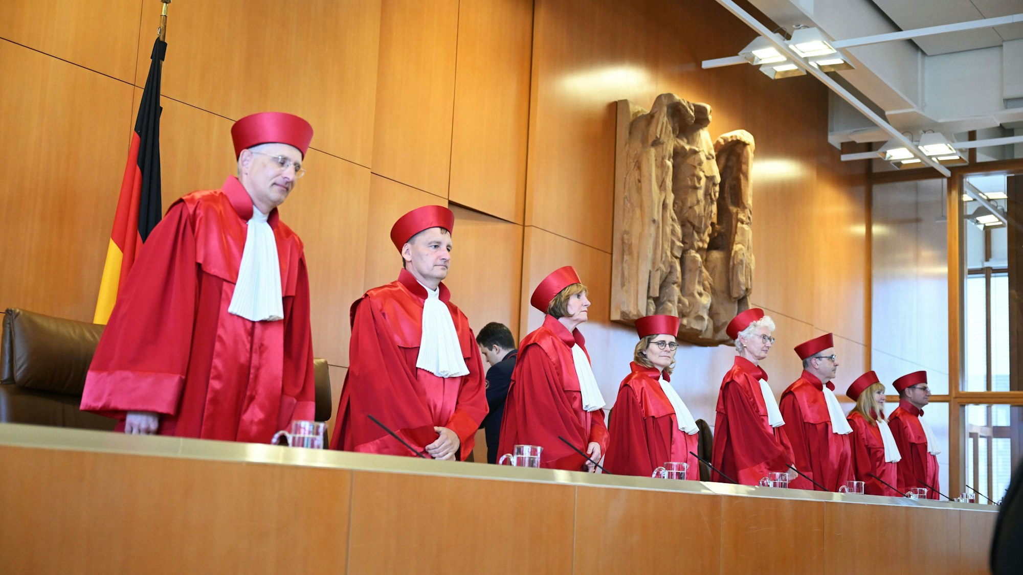 Der Zweite Senat des Bundesverfassungsgerichts,(l-r), Holger Wöckel, Thomas Offenloch, Christine Langenfeld, Astrid Wallrabenstein, Doris König (Vorsitzende), Ulrich Maidowski, Rhona Fetzer und Peter Frank