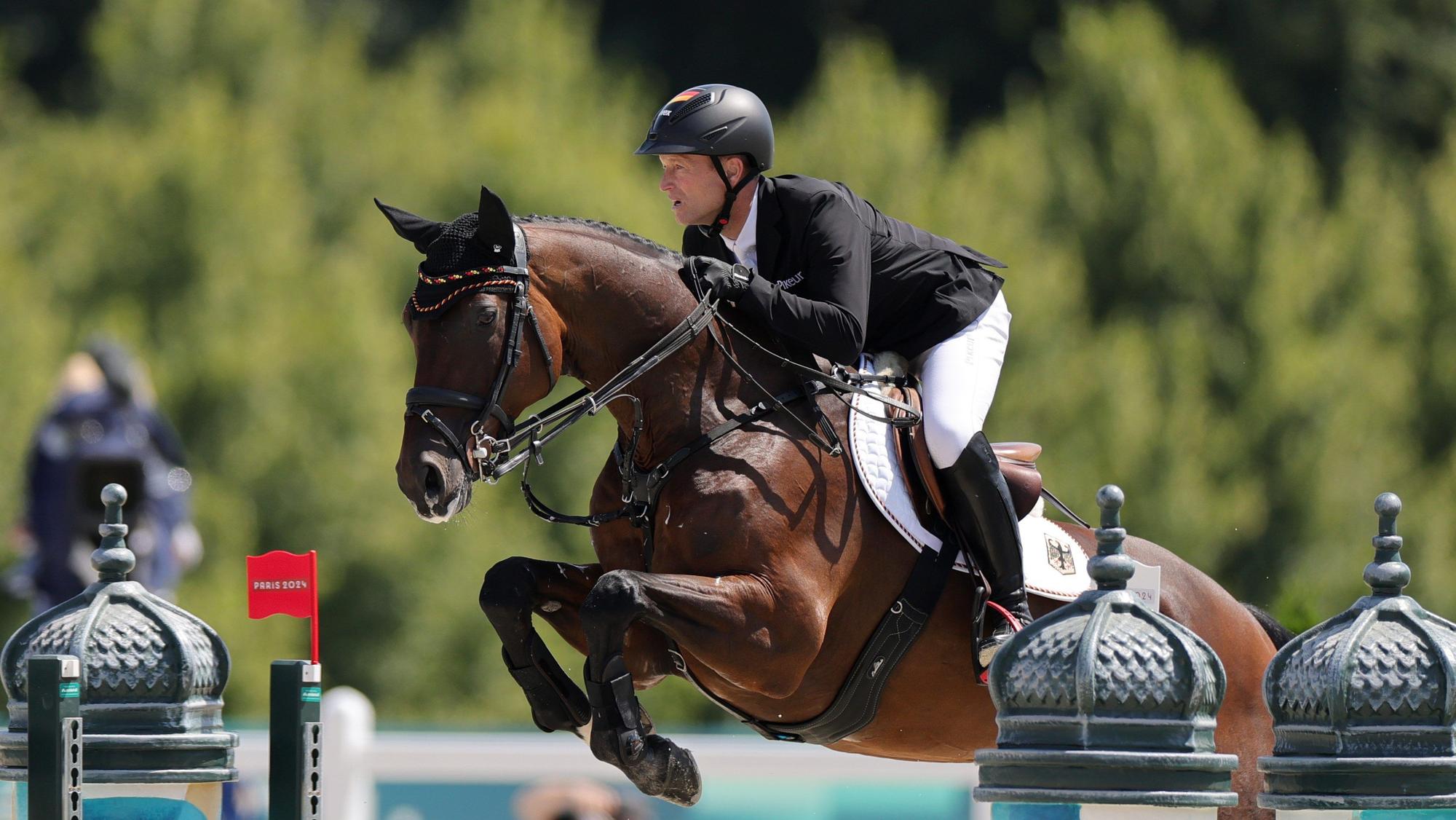 29.07.2024, Frankreich, Versailles: Olympia, Paris 2024, Pferdesport, Vielseitigkeit, Mannschaft, Springreiten, Deutschlands Michael Jung reitet auf Chipmunk FRH durch den Parcours.
