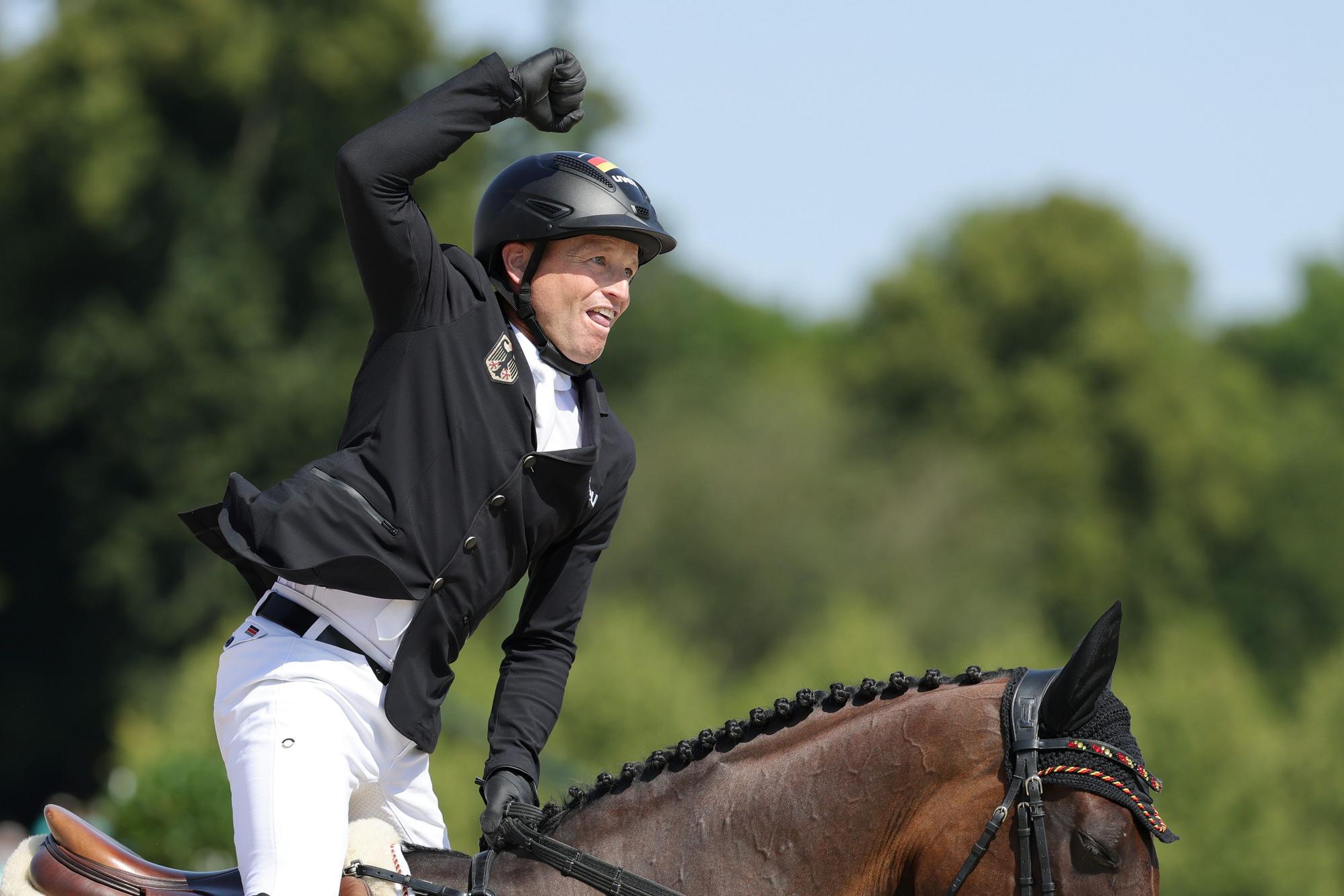 Deutschlands Michael Jung jubelt nach seinem Ritt über Gold.