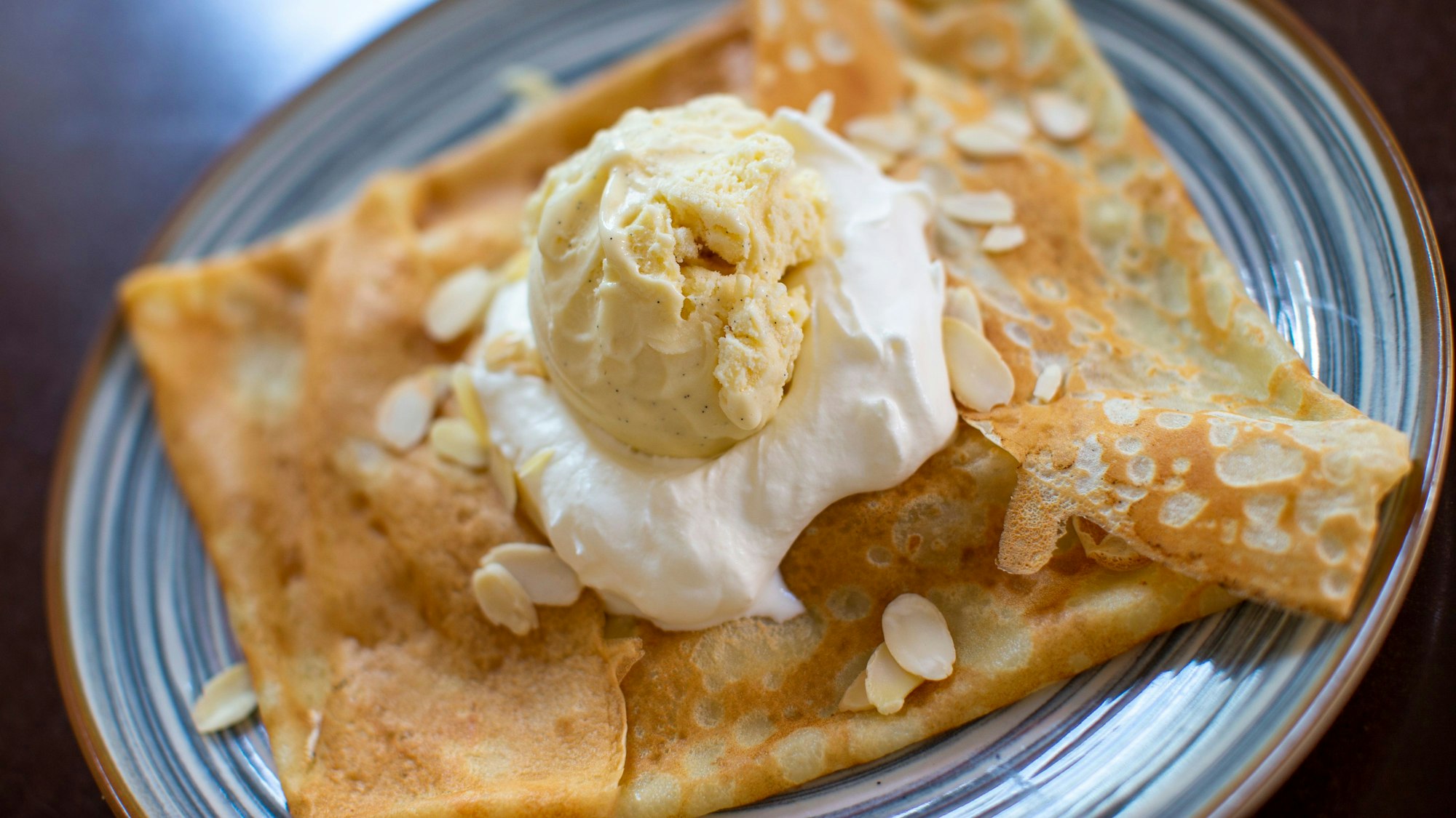 Ein Crêpe mit Vanille-Eis von Malo