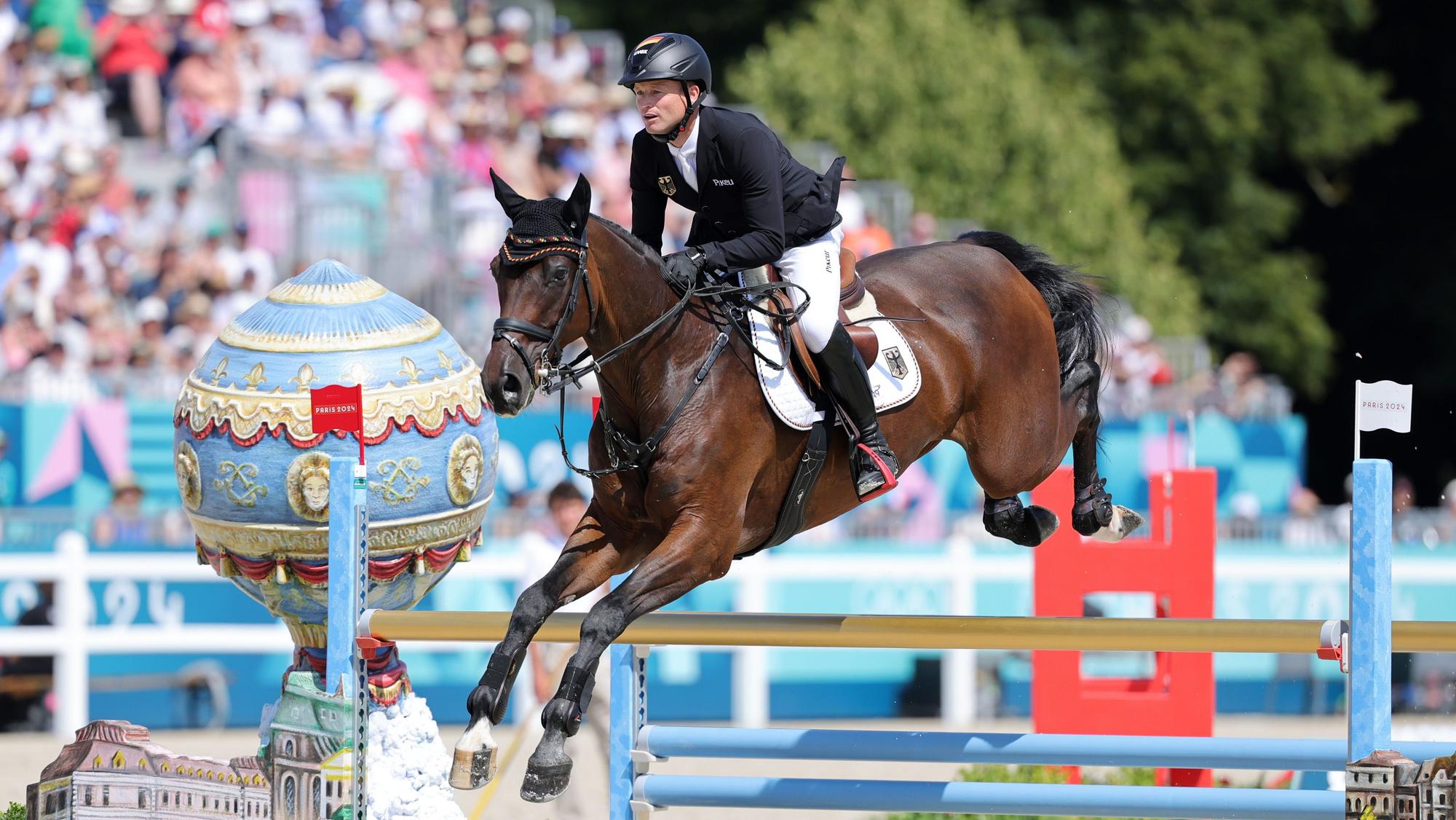 Michael Jung reitet auf Chipmunk FRH durch den Parcours.