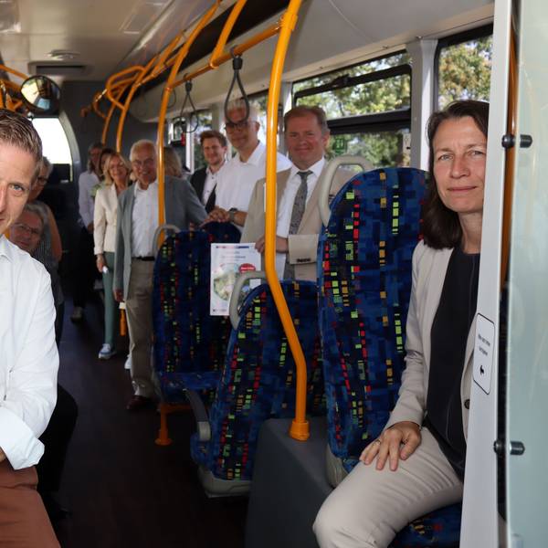 Die Offiziellen der Pressekonferenz haben im Bus Platz genommen. Vorne sitzen die Landräte aus Euskirchen und Ahrweiler.