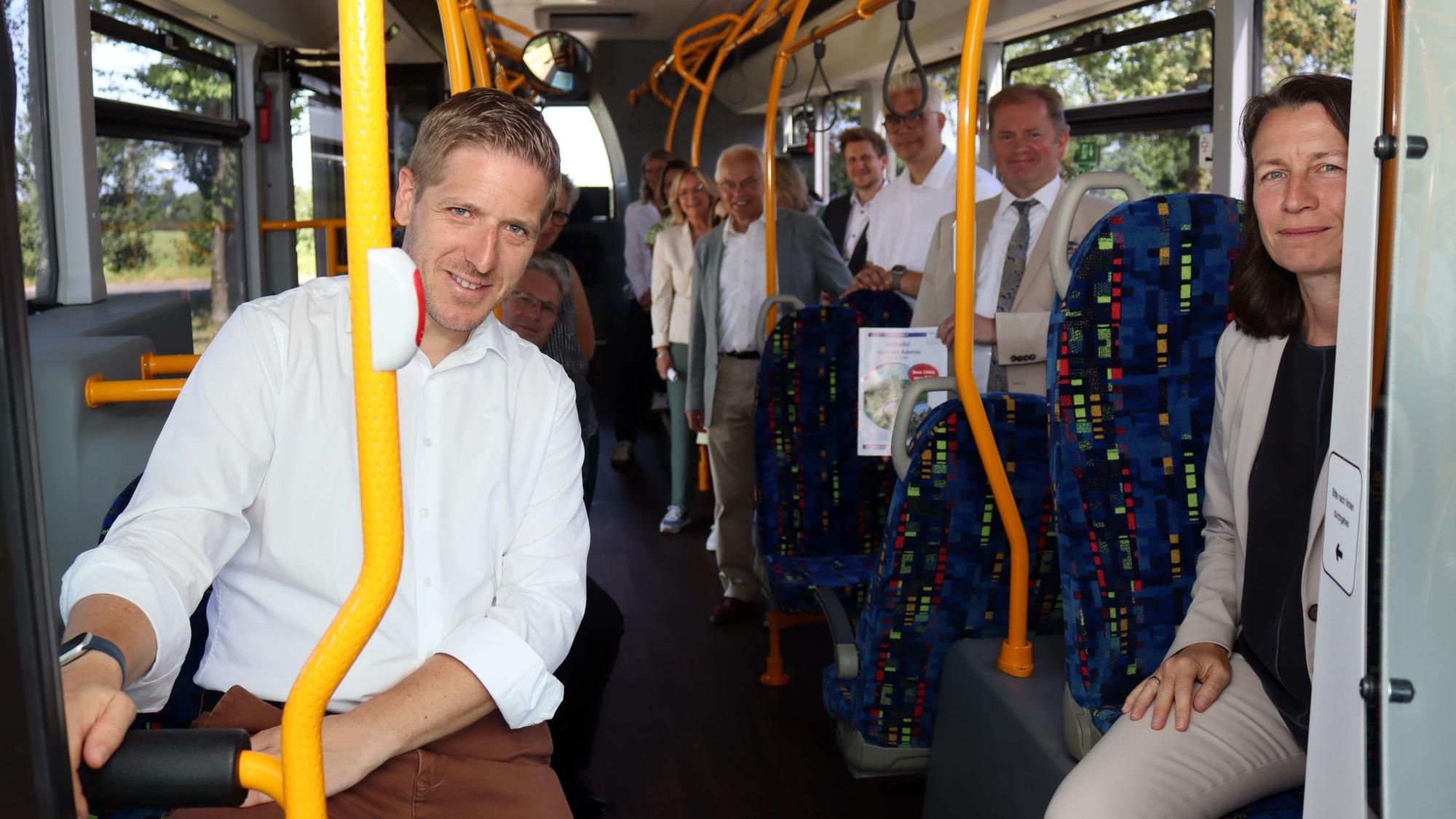 Die Offiziellen der Pressekonferenz haben im Bus Platz genommen. Vorne sitzen die Landräte aus Euskirchen und Ahrweiler.