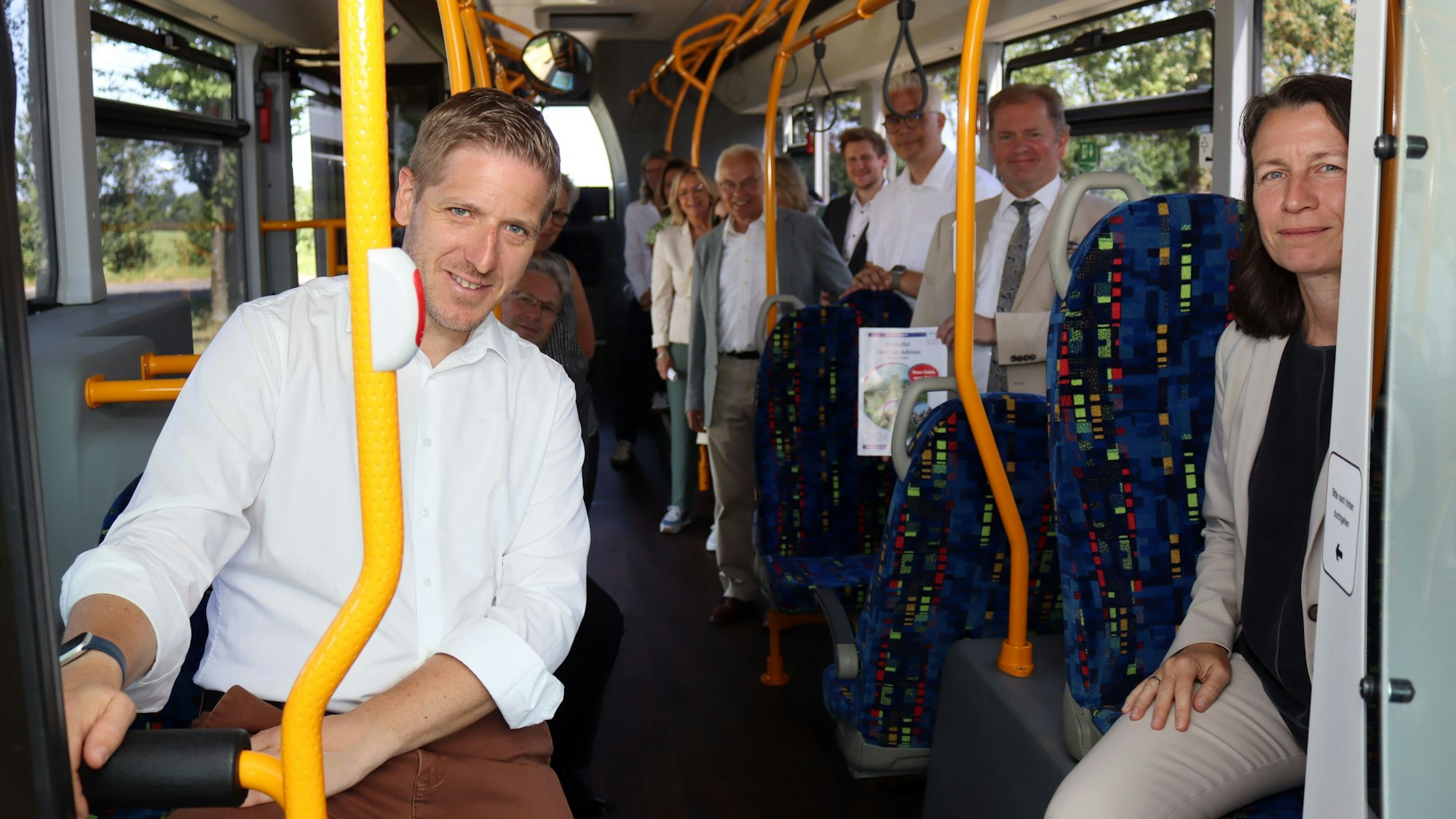 Die Offiziellen der Pressekonferenz haben im Bus Platz genommen. Vorne sitzen die Landräte aus Euskirchen und Ahrweiler.