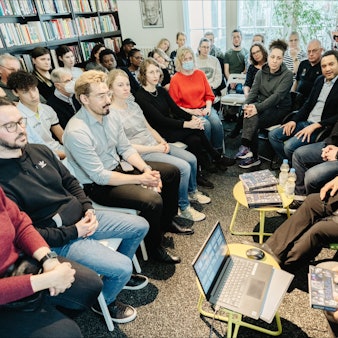 Eine Lesung im Raum der Theodor Wonja Michael Bibliothek