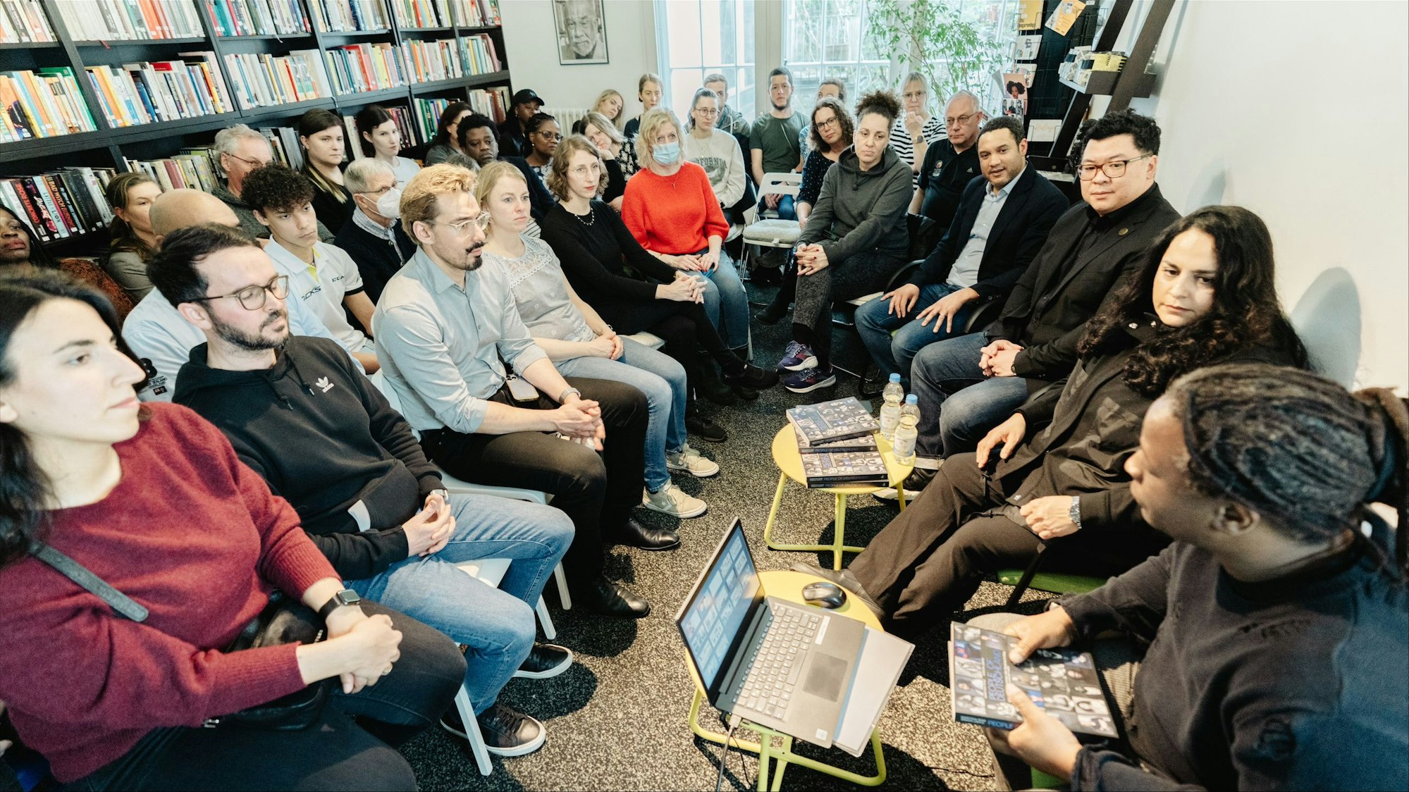 Eine Lesung im Raum der Theodor Wonja Michael Bibliothek