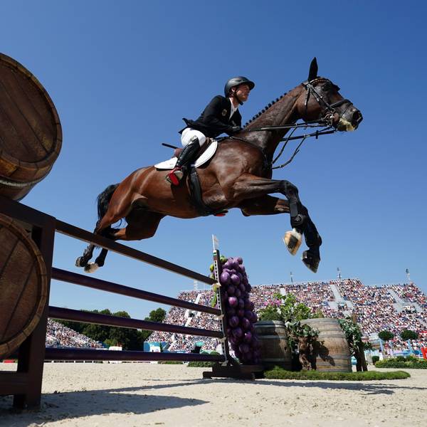 29.07.2024, Frankreich, Versailles: Olympia, Paris 2024, Pferdesport, Vielseitigkeit, Einzel, Springreiten, Deutschlands Michael Jung reitet auf Chipmunk FRH durch den Parcours.