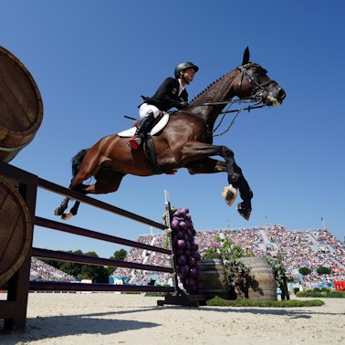29.07.2024, Frankreich, Versailles: Olympia, Paris 2024, Pferdesport, Vielseitigkeit, Einzel, Springreiten, Deutschlands Michael Jung reitet auf Chipmunk FRH durch den Parcours.