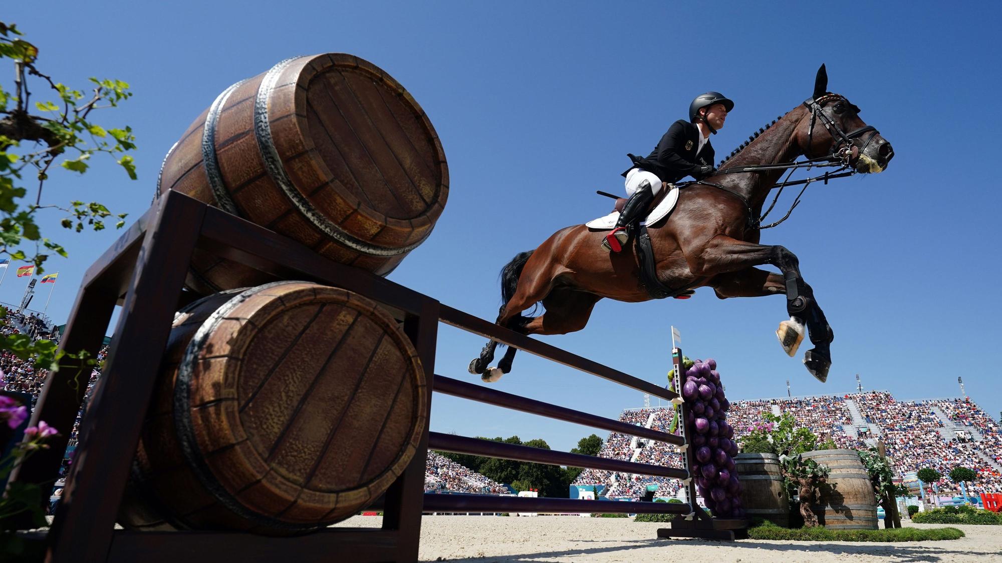 29.07.2024, Frankreich, Versailles: Olympia, Paris 2024, Pferdesport, Vielseitigkeit, Einzel, Springreiten, Deutschlands Michael Jung reitet auf Chipmunk FRH durch den Parcours.