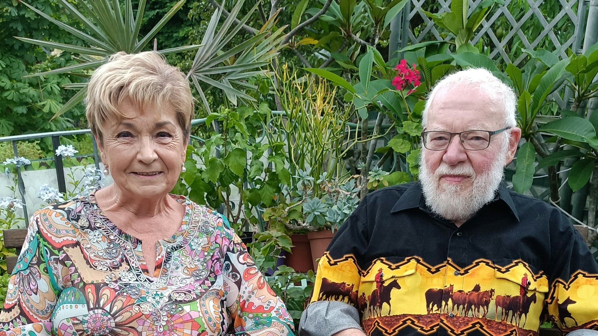Reinhard und Rita Ruscher in ihrem Garten.
