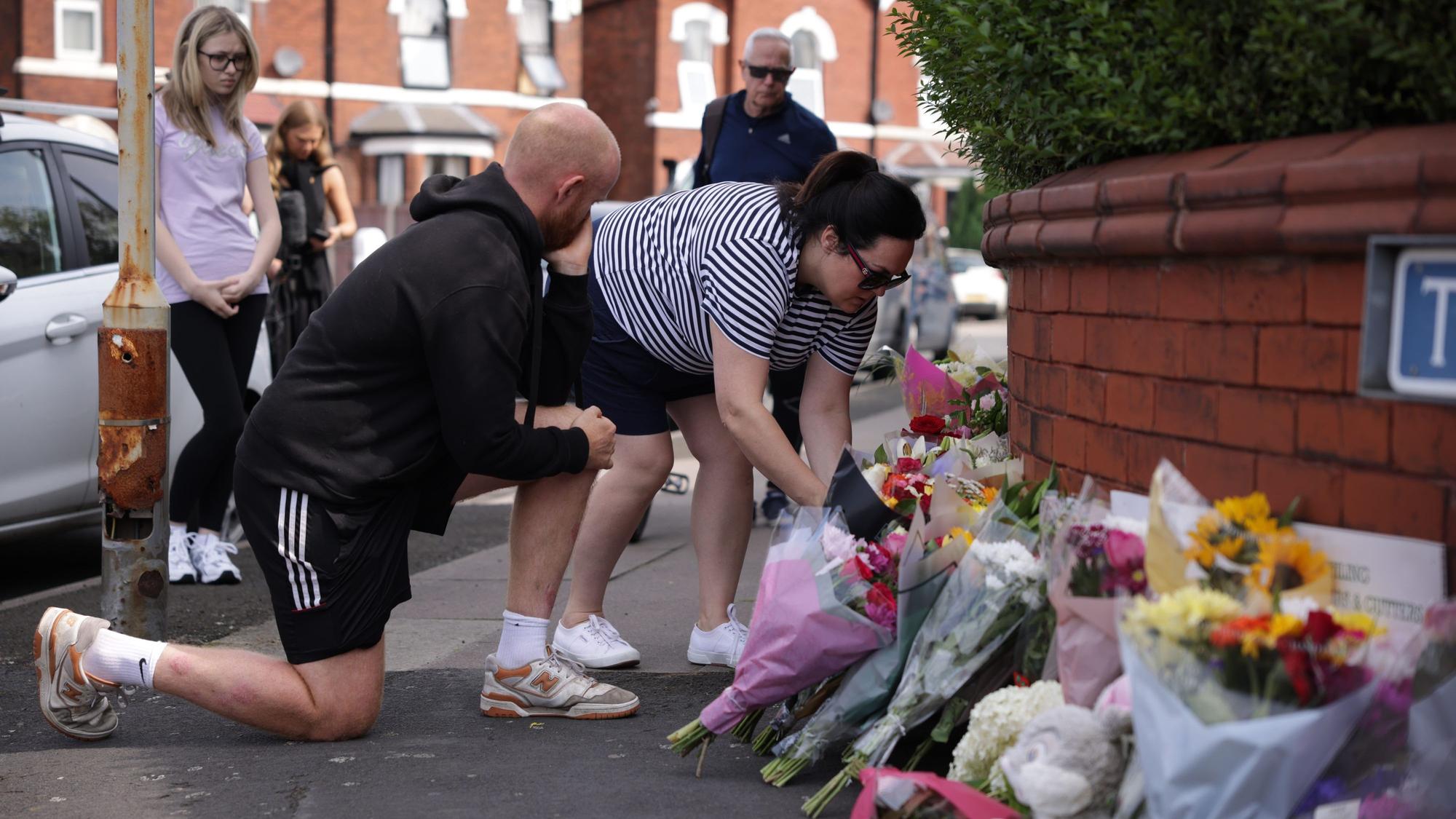 Menschen legen Blumen in der Nähe des Tatorts in der Hart Street ab.