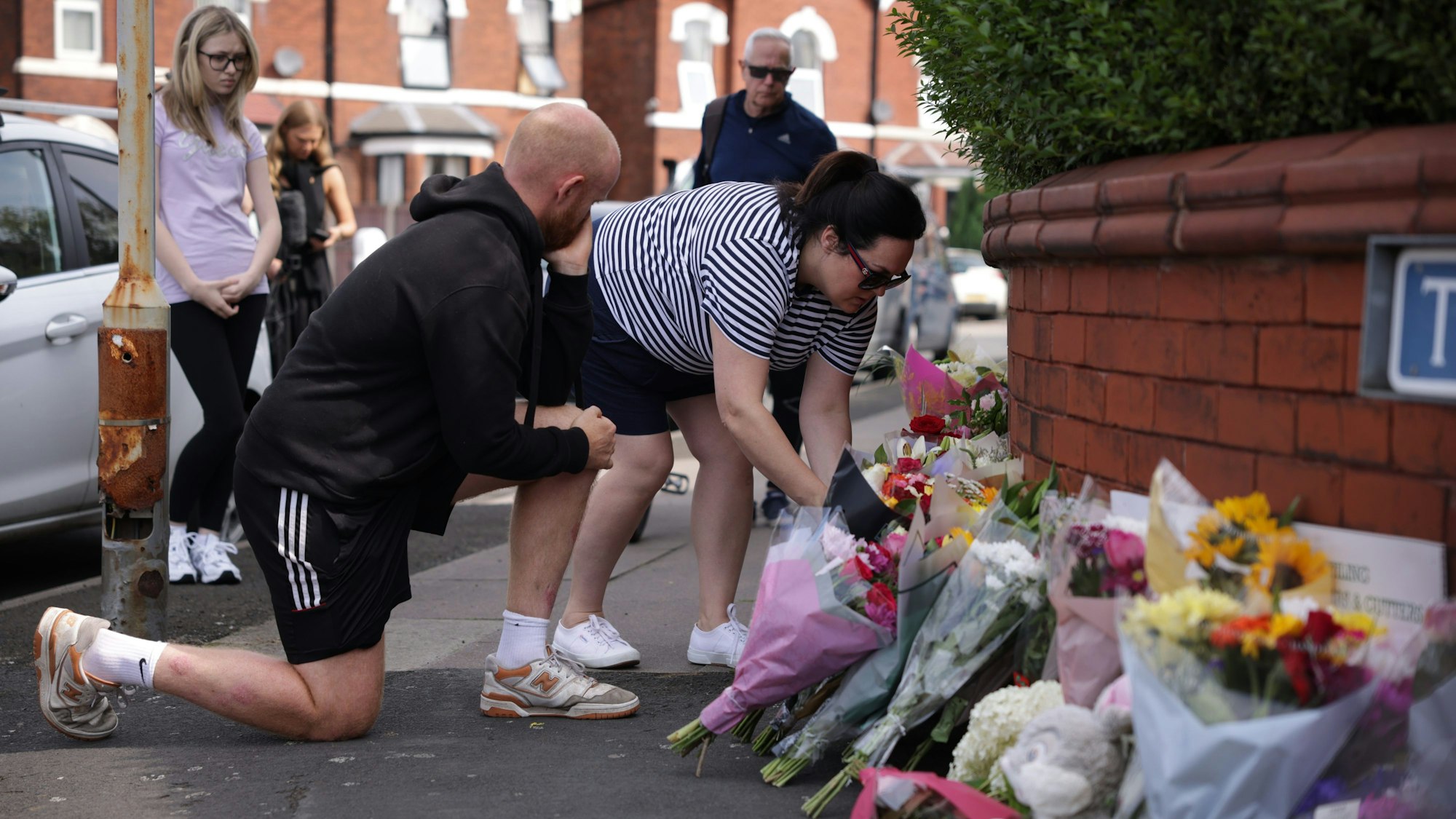Menschen legen Blumen in der Nähe des Tatorts in der Hart Street ab.