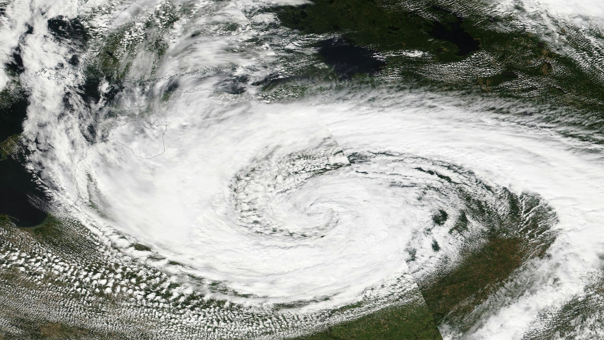 Ein außergewöhnlicher Sturm mit Regenmengen von um die 200 Litern Regen pro Quadratmeter zieht am Dienstag (30. Juli) über die Ostseeküste hinweg. Meteorologen sprechen von einem historischen und außergewöhnlichen Sturm.