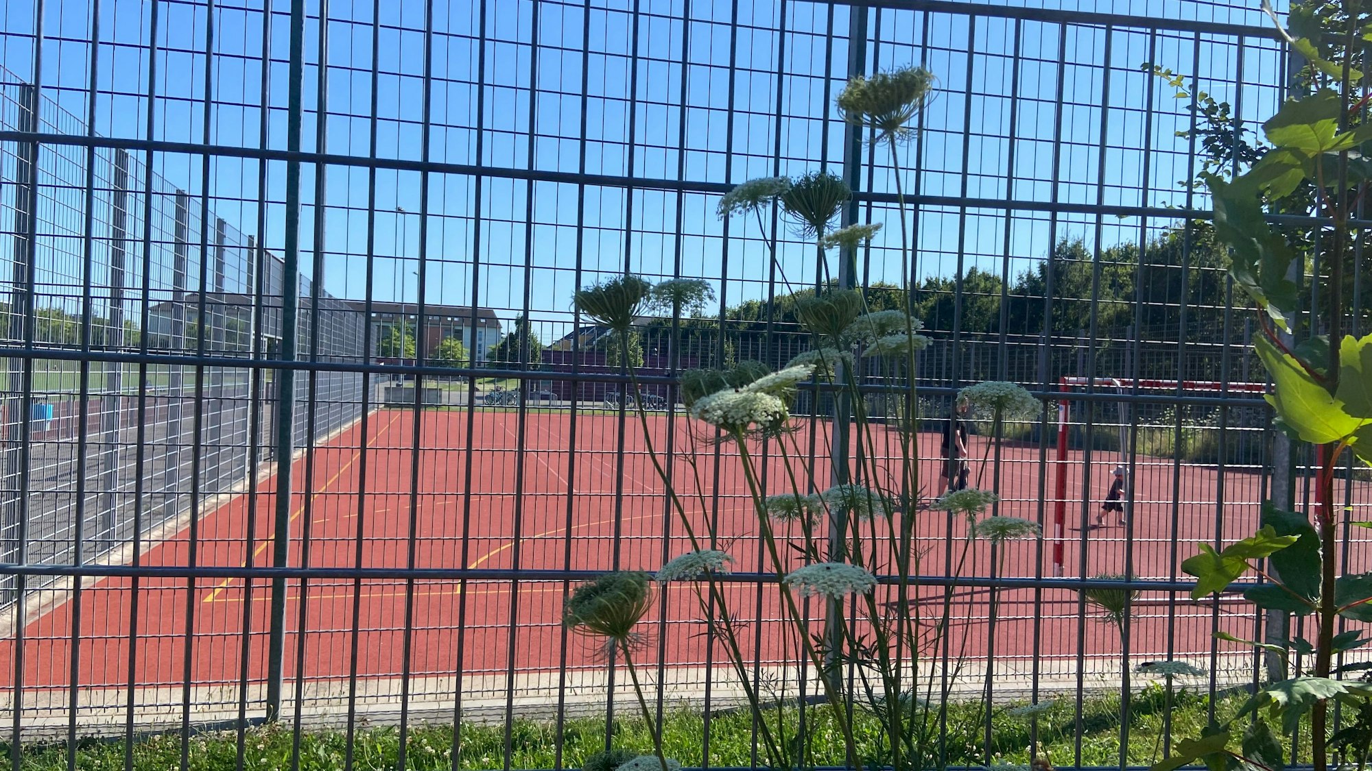 Ein dreigeschossiger Modulbau mit Klassenräumen soll auf dem Pkw-Parkplatz entstehen. Auf dem Tartanplatz wird eine provisorische Sporthalle errichtet.