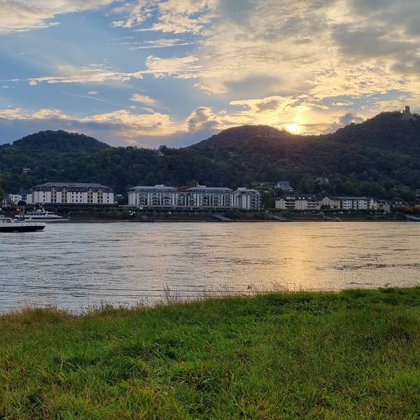 Blick über den Rhein auf Königswinter mit dem Siebengebirge nebst Drachenfels.