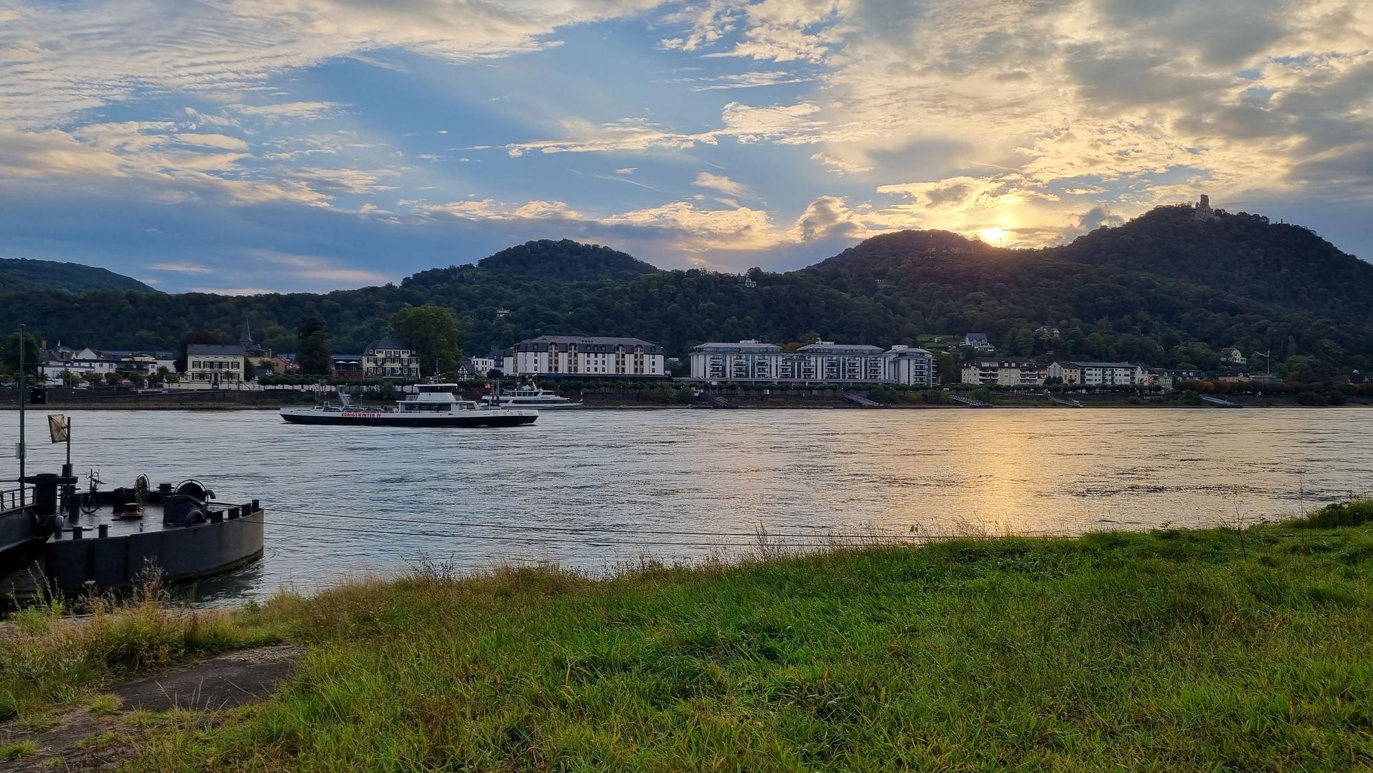 Blick über den Rhein auf Königswinter mit dem Siebengebirge nebst Drachenfels.
